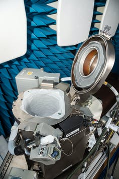 Le nouveau système universel de gestion des déchets de la NASA comporte un couvercle en acier, des commandes et de nombreux tubes entourant la cuvette